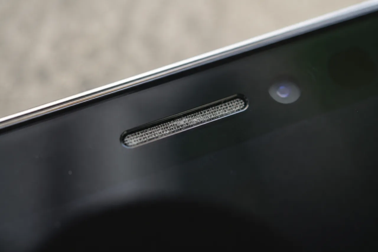 Grille d’écouteur d’iPhone bouchée, son faible à l’oreille